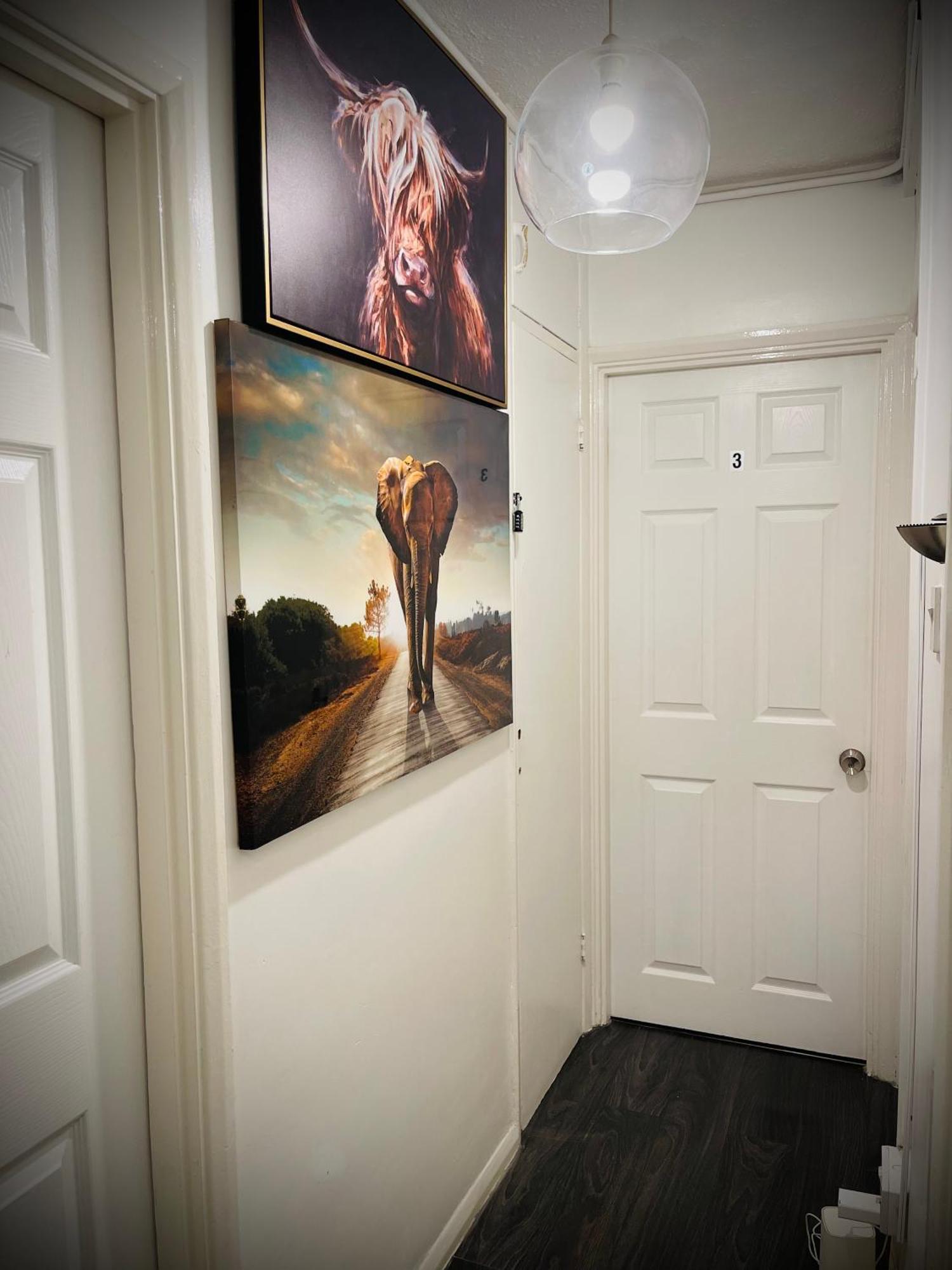 R1 Superking Sized Bed & 65" Tv On The Wall In Clapham Apartment London Exterior photo