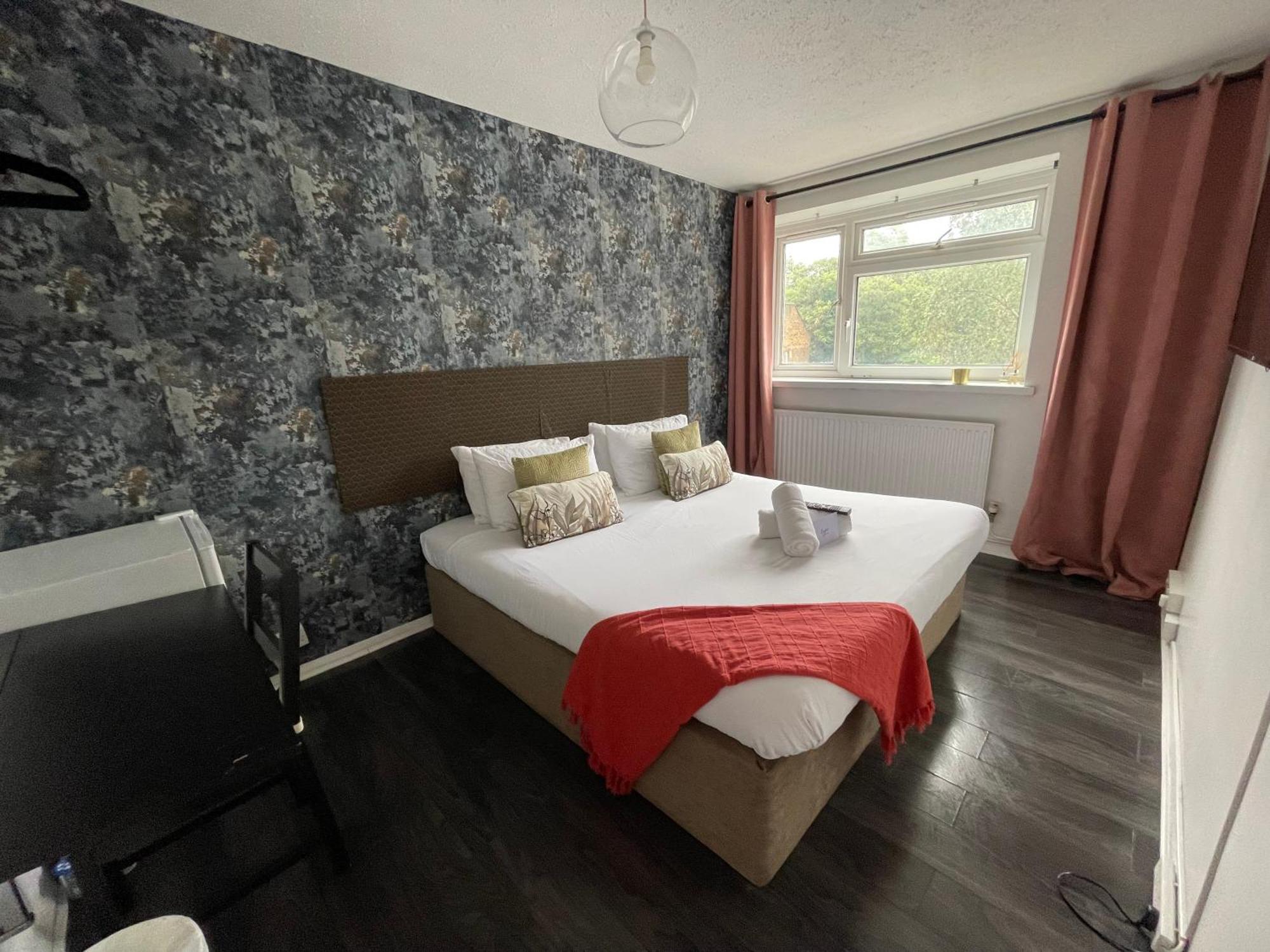 R1 Superking Sized Bed & 65" Tv On The Wall In Clapham Apartment London Exterior photo
